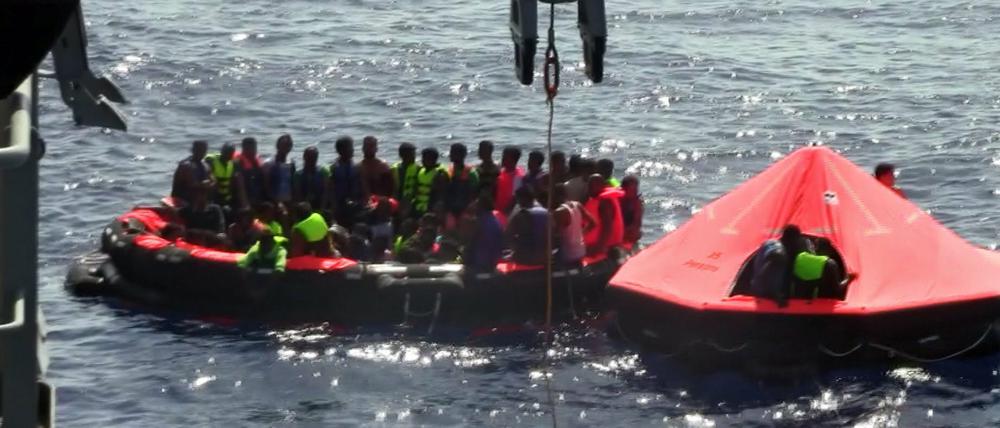 Einige konnten gerettet werden, doch mindesten 25 Flüchtlingen starben auch.