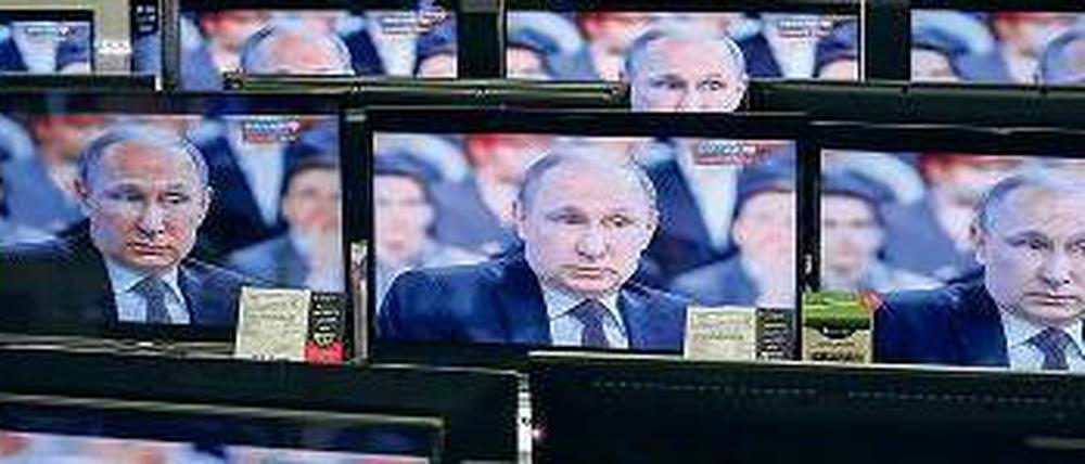 Putin überall. Auch mit einem europäischen russischsprachigen TV-Kanal soll dem Sender „Russia Today“ Konkurrenz gemacht werden.