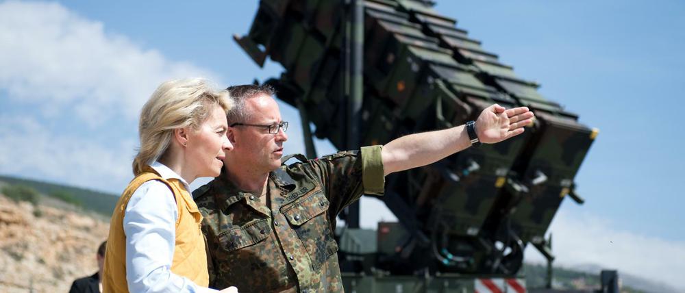 Bundesverteidigungsministerin Ursula von der Leyen (CDU) lässt sich am 25.03.2014 in Kahramanmaras in der Türkei von Oberst Stefan Drexler (r), dem Kontingentführer des Einsatzkontingents Active Fence Turkey, die Patriot-Anlagen zeigen.