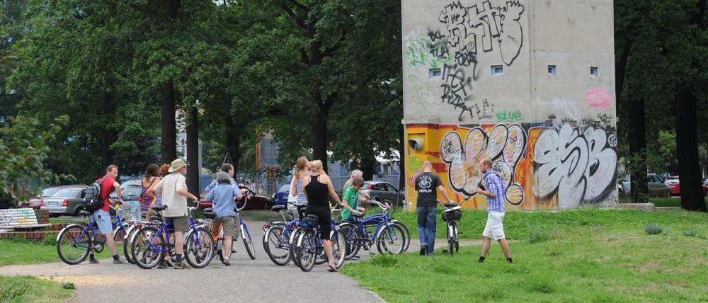 Kiek an, hier stand die Mauer. Neugierige erkunden den Grenzstreifen, in diesem Fall müsste es der Wachturm sein am Schlesischen Busch zwischen Berlin-Kreuzberg und Berlin-Treptow.