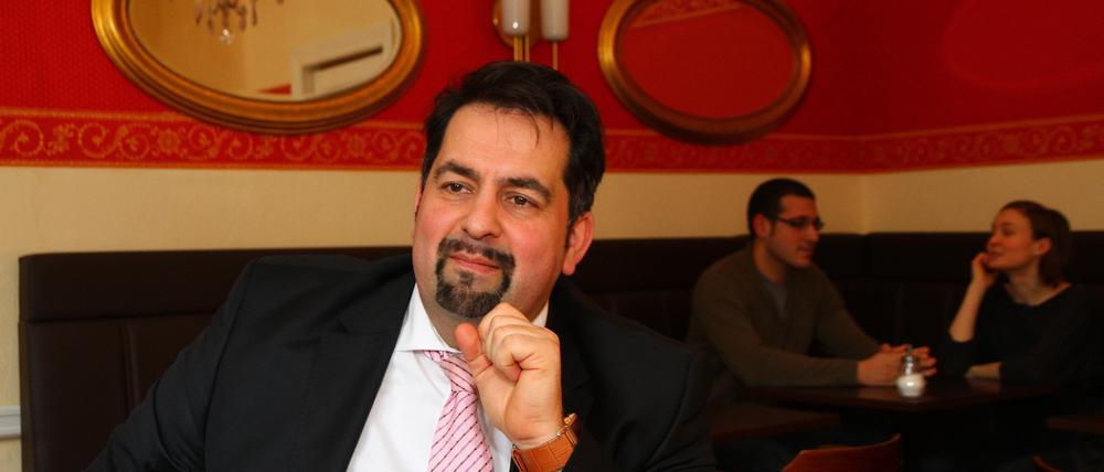 Aiman Mazyek, Medienberater und Vorsitzender des Zentralrats der Muslime in Deutschland; fotografiert beim Interview in Berlin-Moabit. Foto: Thilo Rückeis