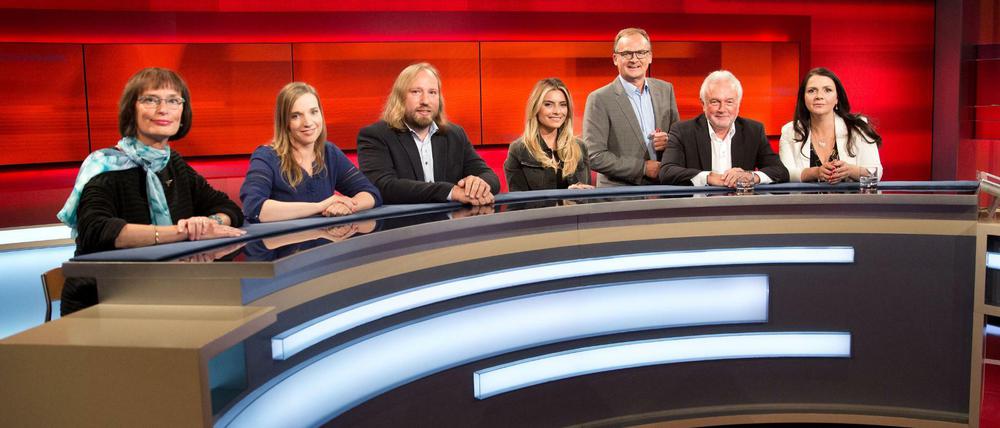Moderator Frank Plasberg (3.v.r) und seine Gäste Sybille Mattfeldt-Kloth, Anne Wizorek, Anton Hofreiter, Sophia Thomalla, Wolfgang Kubicki und Birgit Kelle (v.l.).