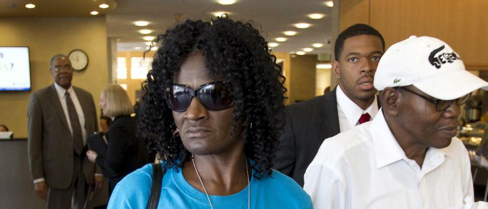 Die Mutter von Freddie Gray, Gloria Darden, kurz nach dem Tod ihres Sohnes auf dem Weg zum Staatsanwalt.