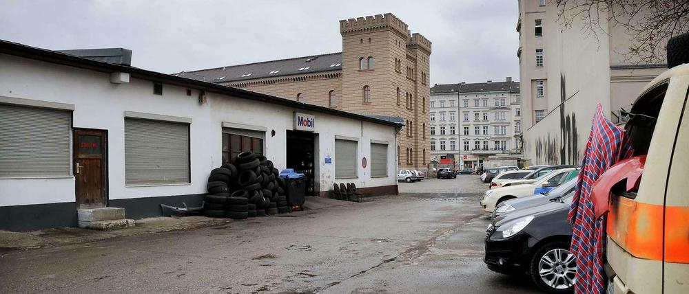 Auf dem Dragonerareal hinterm Kreuzberger Finanzamt arbeiten viele Kfz-Schlosser. Die meisten Gebäude sind in schlechtem Zustand.