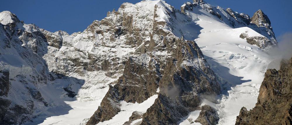 Blick vom Col de Lautaret auf die Gletscher der Barre des Ecrins in den französischen Alpen, aufgenommen am 25.09.2014. Eine Lawine hat in den französischen Alpen mindestens sieben Menschen getötet.