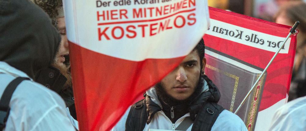 Salafisten bei der Verteilung von Koranausgaben in Frankfurt/Main