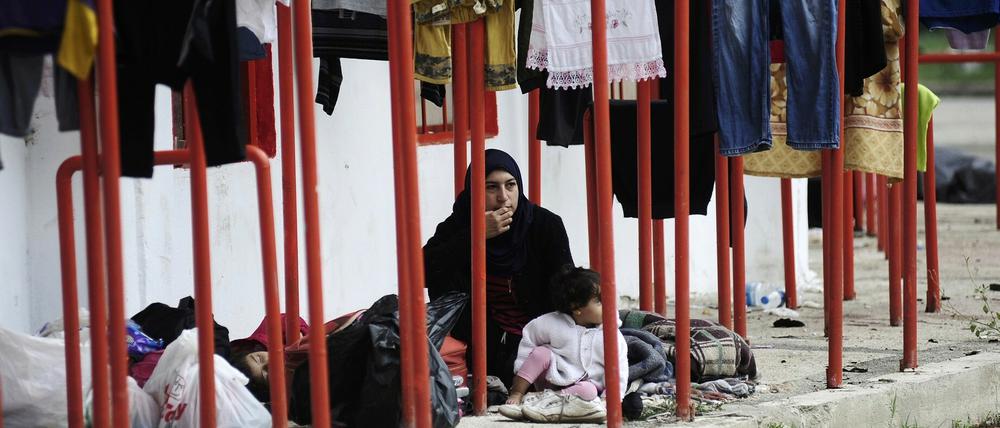 Eine syrische Frau wartet mit ihrem Kind in der Türkei auf die Erlaubnis, in die EU weiterreisen zu dürfen.
