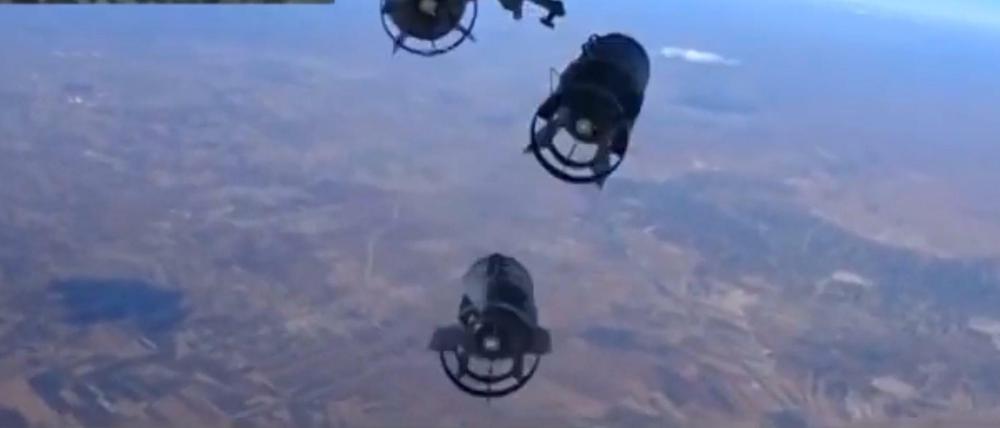 Das russische Verteidigungsministerium veröffentlichte auf seiner Website diese Fotos, die den Bombenabwurf über Syrien zeigen sollen.