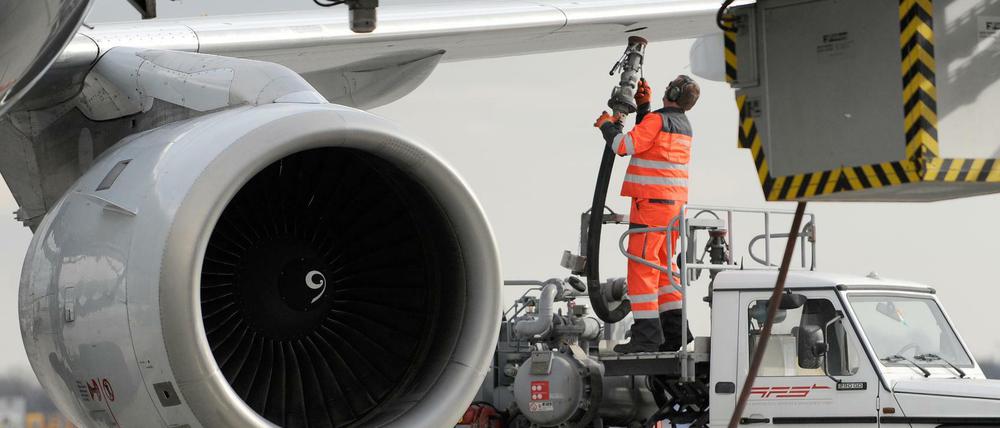 Gefährlich. Kerosin ist leicht brennbar. Spezielle Polymere könnten die Flüssigkeit sicherer machen. Sie sollen auch die mechanische Beanspruchung in Treibstoffpumpen vertragen - indem sie sich zerlegen und anschließend erneut zusammenfinden.