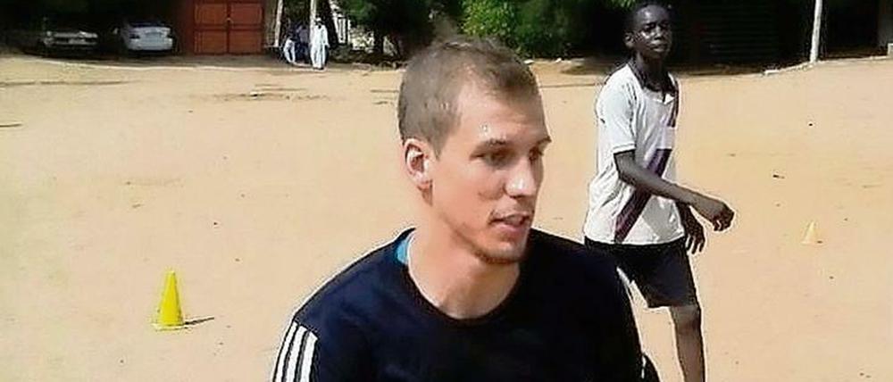 Jenseits von Neukölln. Dennis France trainiert mit Jugendlichen im Sudan.