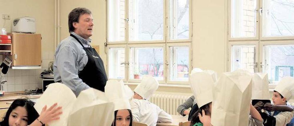 Mützen auf. Detlef Untermann kocht mit Schülern der Weddinger Humboldthain-Schule und spricht mit ihnen über Esskultur.