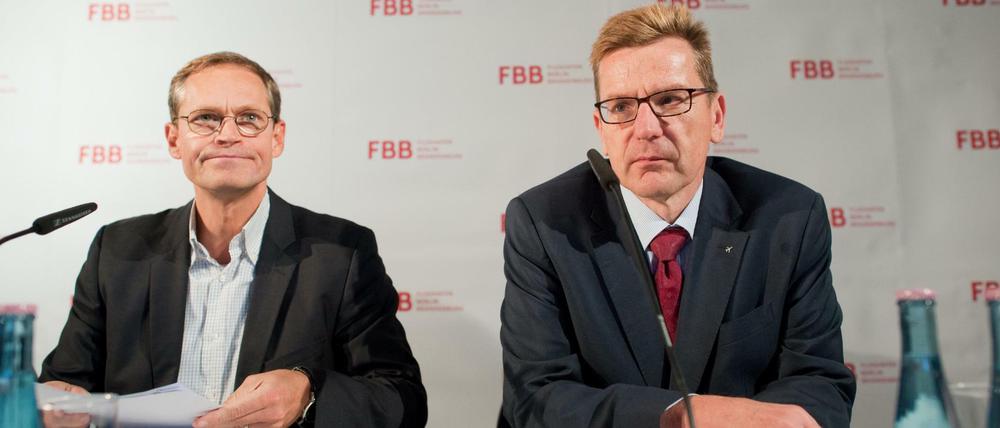 Der Regierende Bürgermeister von Berlin, Michael Müller (l, SPD) und Flughafenchef Karsten Mühlenfeld geben am 25.09.2015 in Berlin nach der Aufsichtsratssitzung der Flughafengesellschaft Berlin-Brandenburg eine Pressekonferenz.