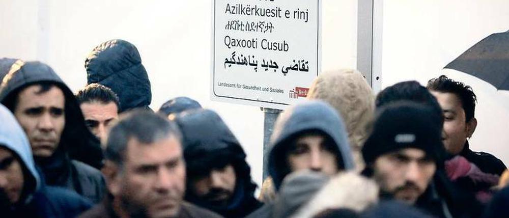 Warten wie gehabt. Vor dem Lageso in der Turmstraße war die Schlange für die Erstregistrierung der Asylsuchenden auch am Donnerstag lang – obwohl in der Bundesallee eine zweite Anlaufstelle eröffnet wurde.