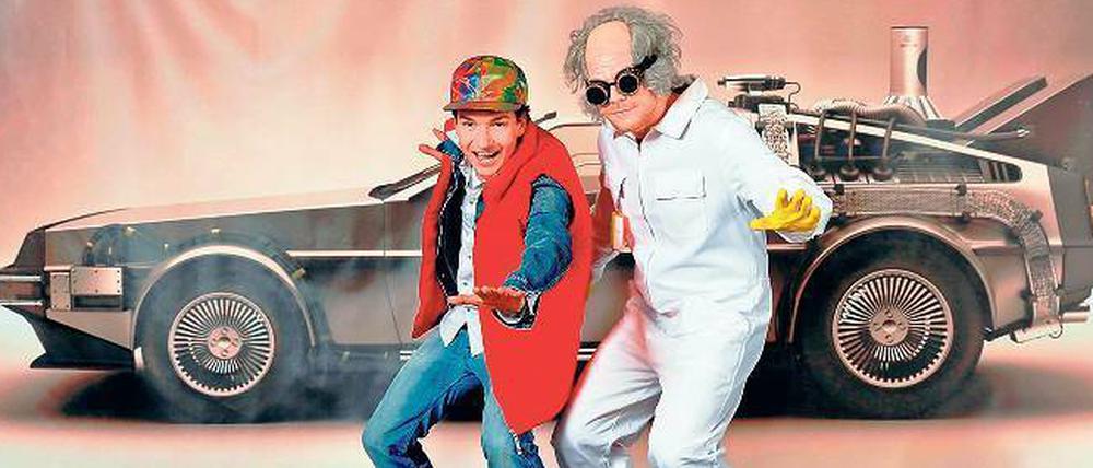 Sieht so die Zukunft aus? So könnten jedenfalls ein paar Kinobesucher und Partygäste heute Abend durch Berlin laufen, die sich wie Marty McFly (Kostüm links) und Doc Brown (Kostüm rechts) verkleidet haben.