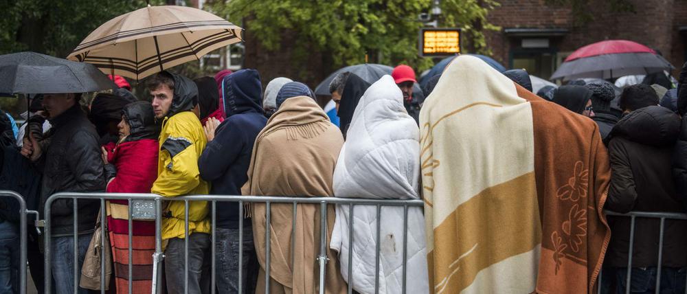 Bei Wind und Wetter stehen die Flüchtlinge beim Lageso in Moabit zur Registrierung an.