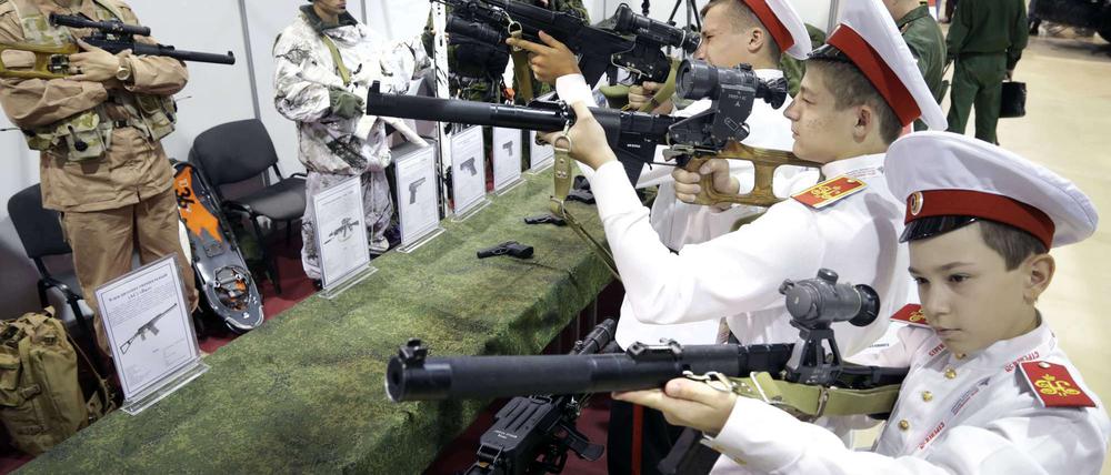 Auf Augenhöhe: Der russische Militärnachwuchs begutachtet Waffen auf einer Messe in Rostov am Don. Russland agiert auf der Weltbühne auf Augenhöhe mit den USA, sagt Gernot Erler.