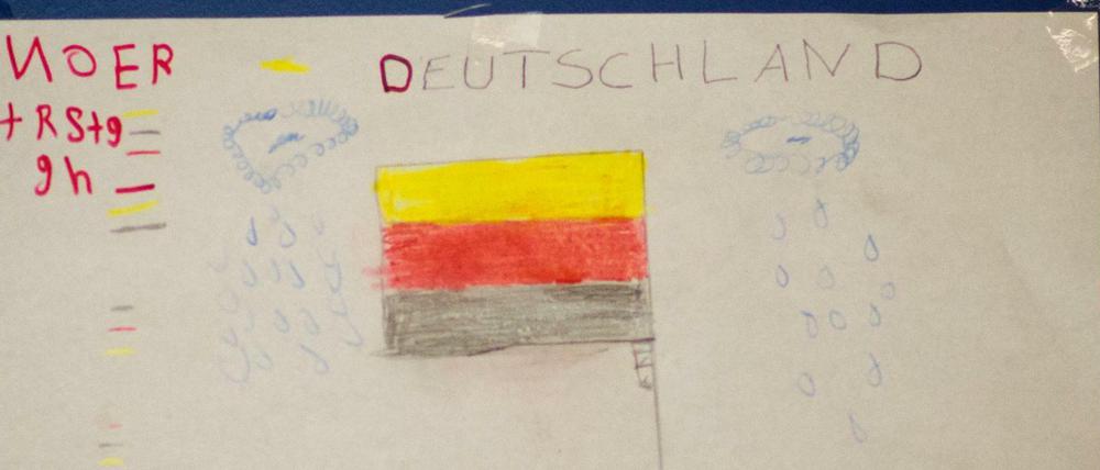 Vorliebe für Schwarz-Rot-Gold: Eine Zeichnung eines Flüchtlingskindes hängt am 19.10.2015 in der Flüchtlingsunterkunft Mackensen Kaserne in Hildesheim.