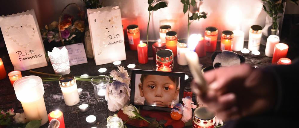 Berlin gedenken Menschen dem entführten und getöteten Flüchtlingsjungen Mohamed.