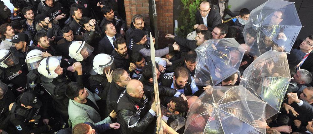 Polizei und Demonstranten, die gegen die Stürmung des Medienkonzerns in Istanbul protestieren.