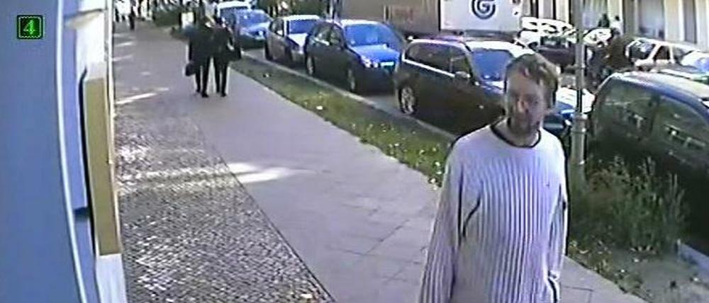 Die Polizei sucht diesen Mann - Hinweise auf seine Identität sind bis zu 20.000 Euro wert.
