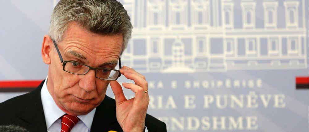Bundesinnenminister Thomas de Maiziere in Tirana: Syrien-Flüchtlinge bekommen nur noch subsidiären Schutz.