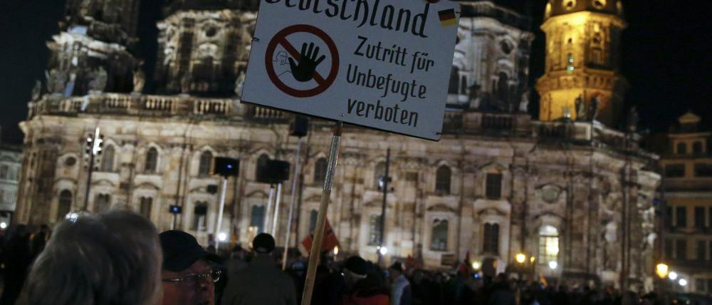 Szenen einer Pegida-Demonstration auf dem Dresdner Theaterplatz.