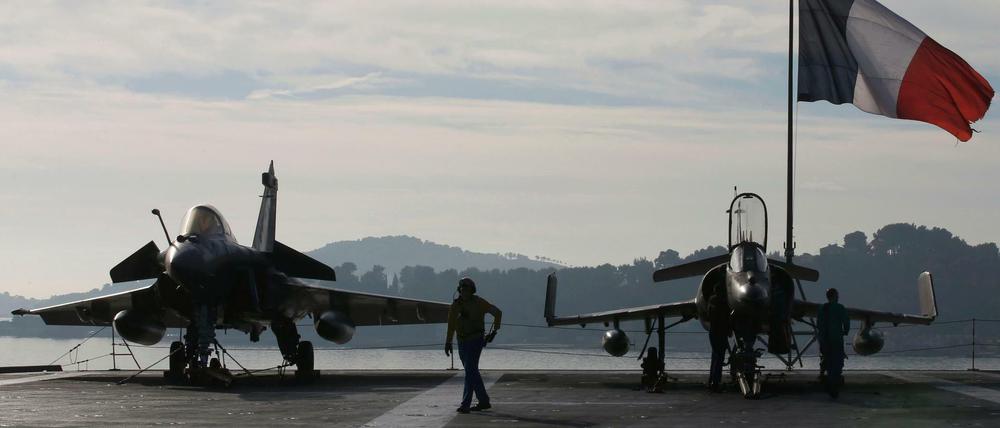 Kampfjets auf dem französischen Flugzeugträger Charles de Gaulle, der in das östliche Mittelmeer verlegt wird.