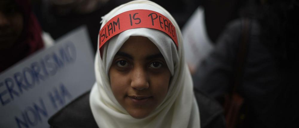 Eine Muslima auf einer Solidaritäts-Demo für die Opfer von islamistischem Terror in Mailand am 22. November.