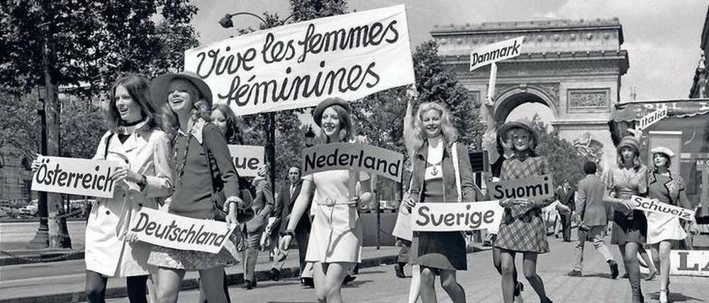 Weg mit den Hosen. Europäische Mannequins demonstrieren auf den Pariser Champs-Elysées für das Kleid (1972).