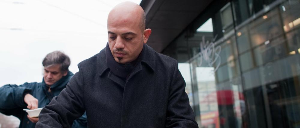 Der aus Damaskus stammende Syrer Alex Assali gibt auf dem Alexanderplatz in Berlin Kartoffeleintopf an bedürftige Menschen aus.