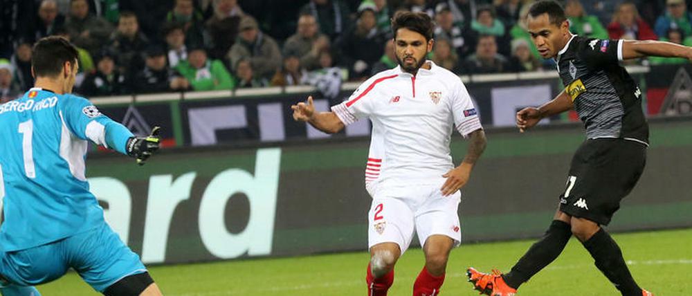 Raffael schiebt zum 3:0 ein. Bei Gladbach lief gegen Sevilla fast alles.