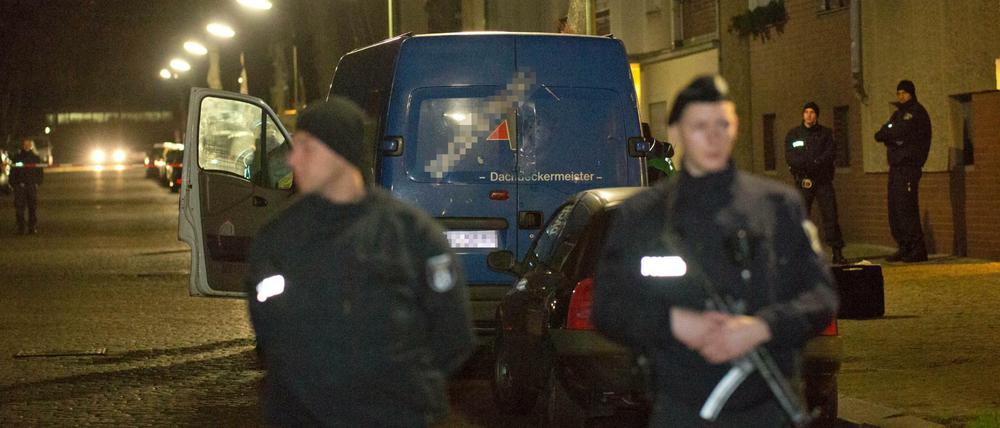 Dieser Transporter wurde am Donnerstagabend in Britz durchsucht.