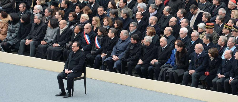 Frankreichs Staatspräsident Hollande mit Kabinettsmitgliedern bei der Trauerfeier.
