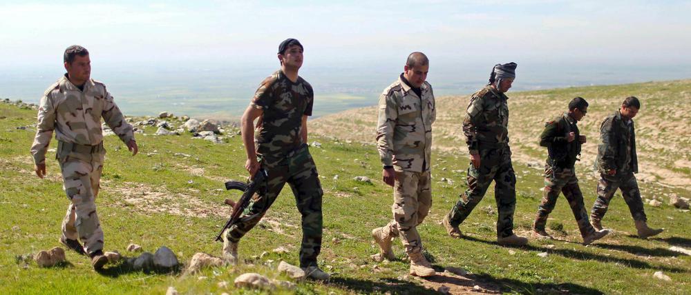 Kurdische Peshmerga-Kämpfer überqueren einen Kontrollpunkt bei Bashiqa im Nordirak. Ihre Ausbildung durch türkisches Militär sorgt jetzt für Streit zwischen Ankara und Bagdad.