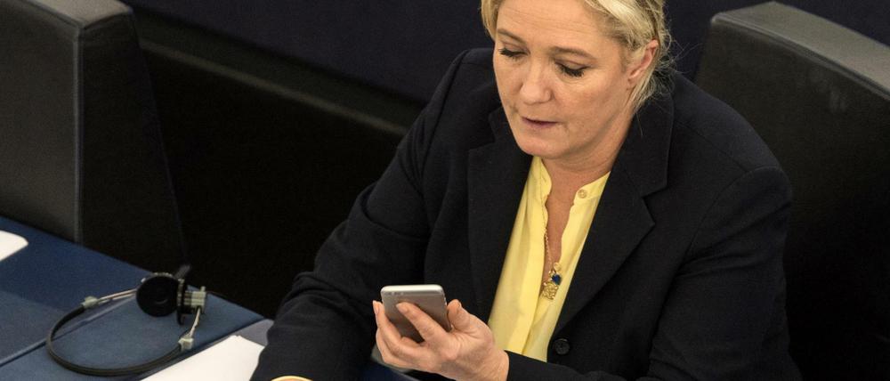 Front-National-Chefin Marine Le Pen sorgt mit Fotos von IS-Opfern, verbreitet bei Twitter, für Aufregung in Frankreich.
