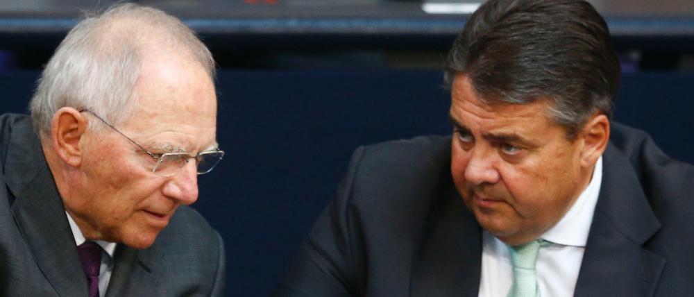 Bundesfinanzminister Wolfgang Schäuble (links) hat Mitleid mit Sigmar Gabriel wegen dessen schlechtem Abschneiden bei seiner Wiederwahl als SPD-Chef.
