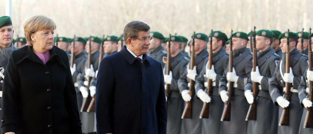 Bundeskanzlerin Angela Merkel hat vor dem Bundeskanzleramt den Ministerpräsidenten der Türkei, Ahmet Davutoglu, zu den ersten deutsch-türkischen Regierungskonsultationen empfangen.
