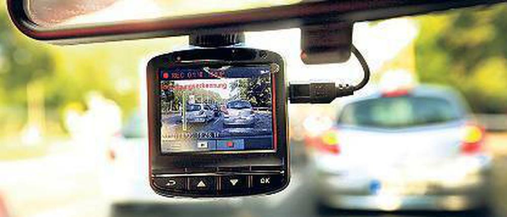 Helfer oder Spion? Vor Gericht können Dashcams zur Aufklärung von Unfällen beitragen, doch Datenschützer kritisieren das Sammeln von Daten im öffentlichen Raum.