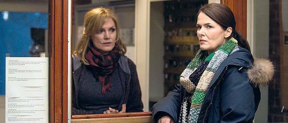 Getrennte Seiten: Kommissarin Lisa Brenner (Barbara Auer, r.) muss einen Mord aufklären. Heimleiterin Olga König (Maja Maranow) stellt sich vor die Flüchtlinge.
