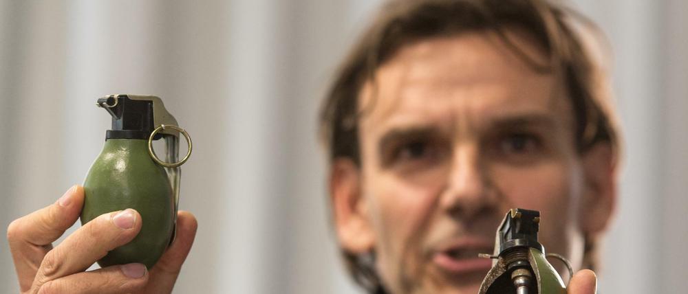 Der Leitende Kriminaldirektor Andreas Stenger vom baden-württembergischen Landeskriminalamt zeigt in Villingen-Schwenningen (Baden-Württemberg) während einer Pressekonferenz Modelle der Handgranate M52 aus dem ehemaligen Jugoslawien.