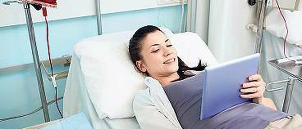 Schnelle gesund werden Patienten sicher nicht, wenn sie im Netz surfen - aber immerhin vertreibt es die Zeit im Krankenhaus.