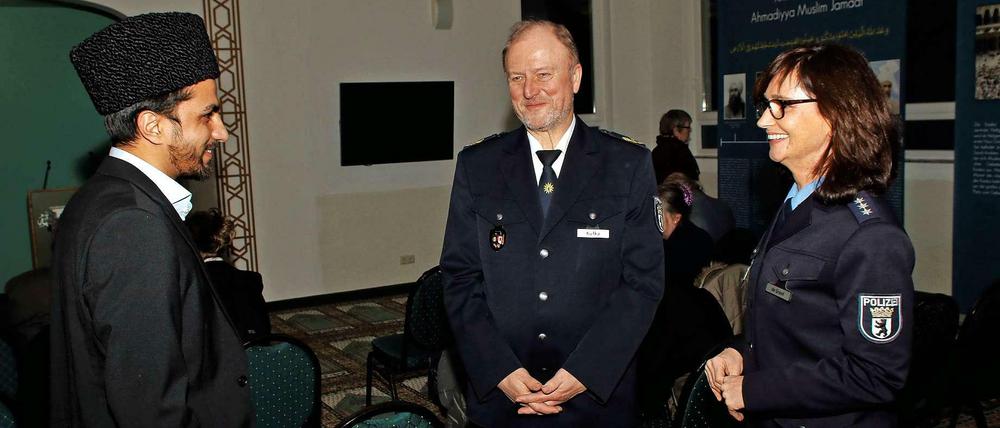Imam Said Ahmed Arif im Gespräch mit dem Leiter der Polizeidirektion 1, Bernhard Kufka, und einer weiteren Polizistin.