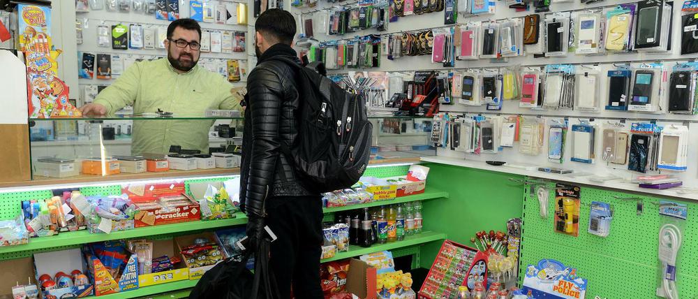 Wo ist eine Wohnung zu bekommen? Moussa Bassals Adresse kursiert sogar unter Flüchtlingen in der Türkei. Wer es bis Berlin schafft, kommt in seinen Laden und weiß: Hier wird ihm geholfen.