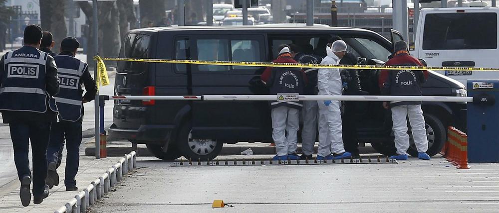Forensiker treffen am Donnerstagmorgen am Anschlagsort in Ankaras Regierungsviertel ein.