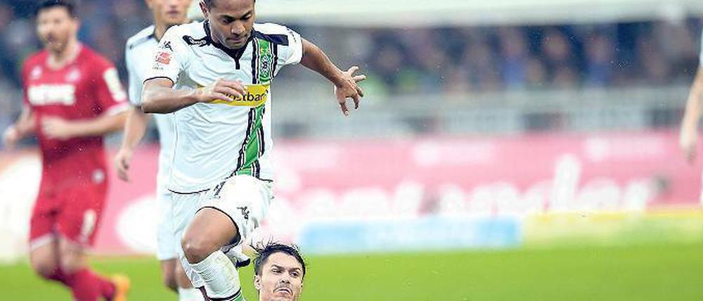 Den Raffael in seinem Lauf hält auch Bittencourt nicht auf. Der Kölner weiß sich gegen den Gladbacher nur mit einer Grätsche zu helfen.