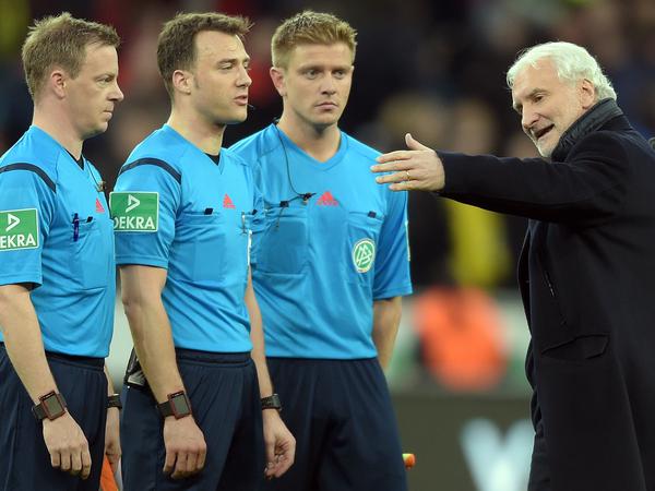 Leverkusens Sportdirektor Rudi Völler (r) unterhält sich nach dem Spiel gegen Dortmund mit Schiedsrichter Felix Zwayer.