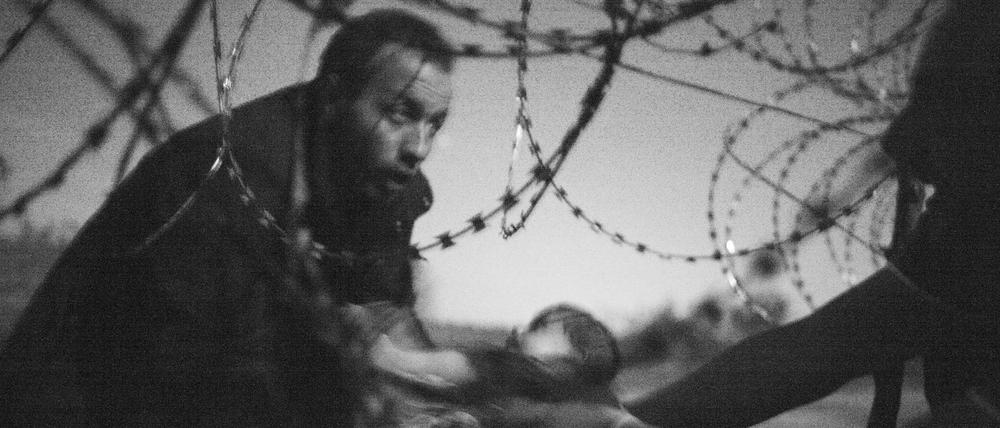 "Hoffnung auf ein neues Leben" betitelte der Fotograf Warren Richardson dieses Bild am ungarischen Grenzzaun. Es wurde zum besten Pressefoto des Jahres 2015 gekürt.