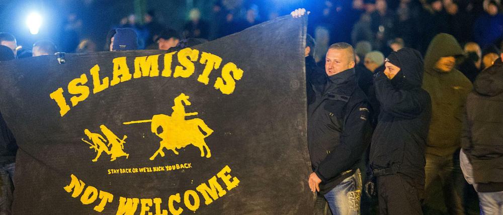 Anhänger der Anti-Islam-Bewegung Mvgida demonstrieren im Januar in Schwerin. Bei einer Kundgebung im Februar in Grevesmühlen kam es zu einem Angriff auf einen Fotoreporter.