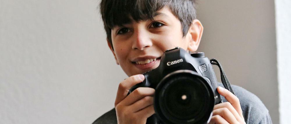 Zukunftsperspektive. Ein Flüchtlingsjunge fotografiert am 22.02.2016 in Clausnitz (Sachsen) in einer Flüchtlingsunterkunft Pressevertreter und die Integrationsministerin.