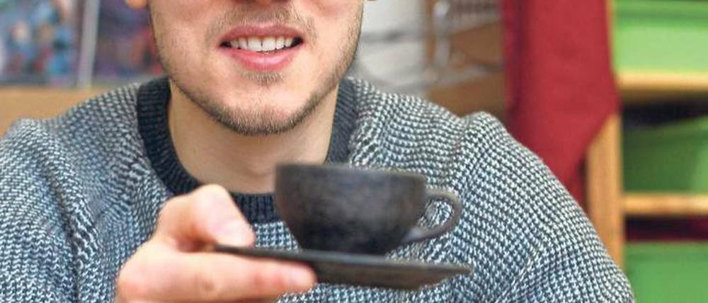 Die Tassen, die Julian Lechner entwickelt hat, werden aus Kaffeesatz hergestellt, der dann irgendwann wieder in der Tasse landet.